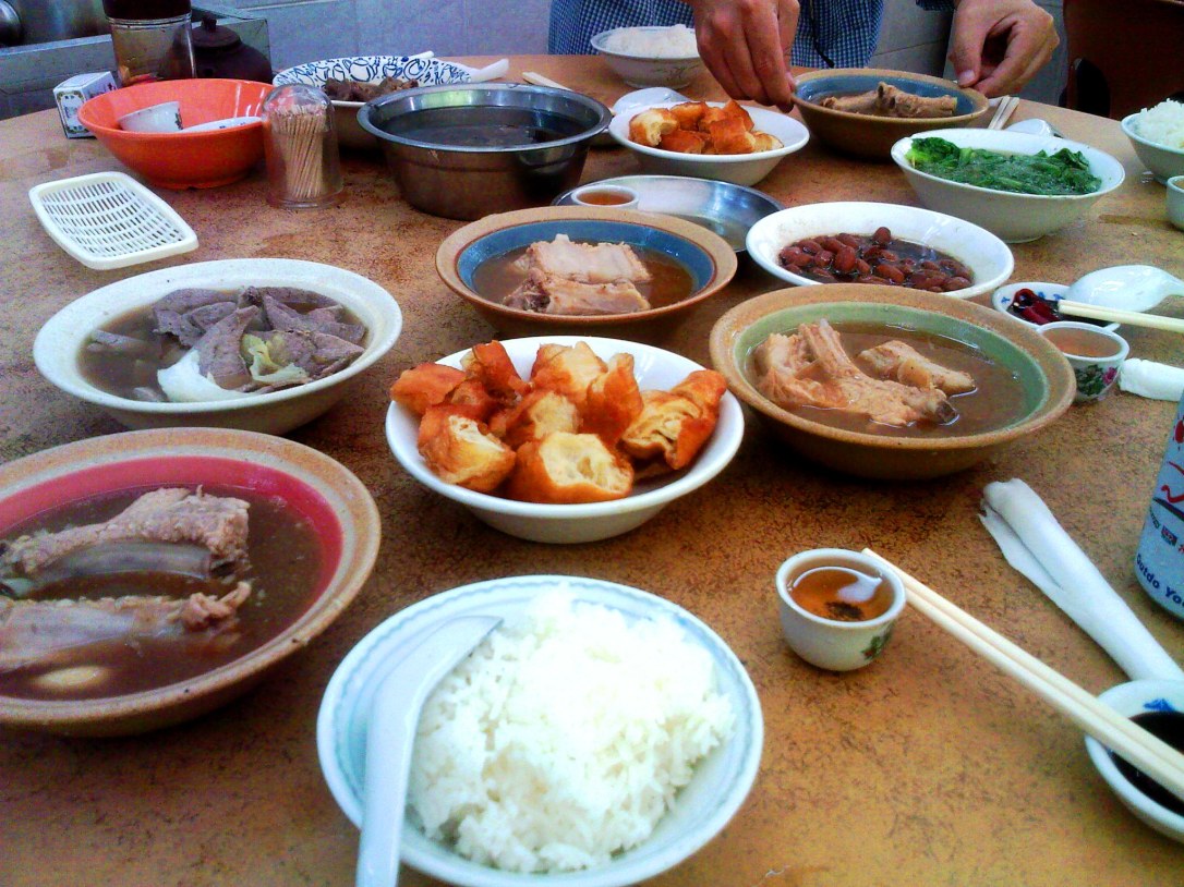 Chiński posiłek - na pierwszym planie malutka czarka z herbatą