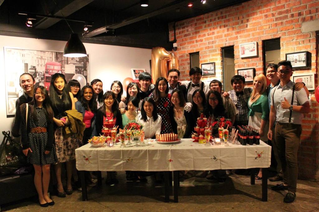 Urodzinowe przyjecie znajomej. Jeden z niewielu momentów imprezy gdy ludzie nie patrzyli w ekrany telefonów. 2015 rok.